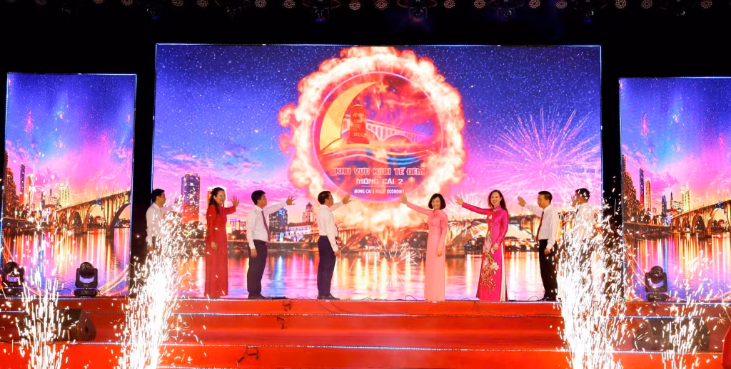 Phường Móng Cái 2 khai trương khu vực kinh tế đêm, tối 30/4/2026.