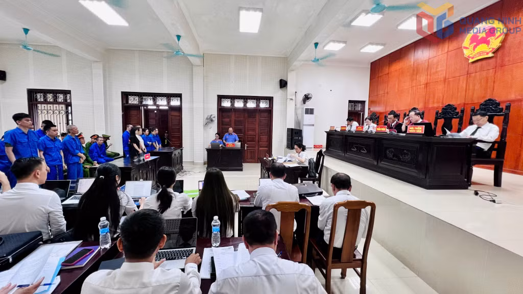 Quang cảnh phiên tòa xét xử Bùi Đình Khánh cùng các đồng phạm sáng ngày 15/5.