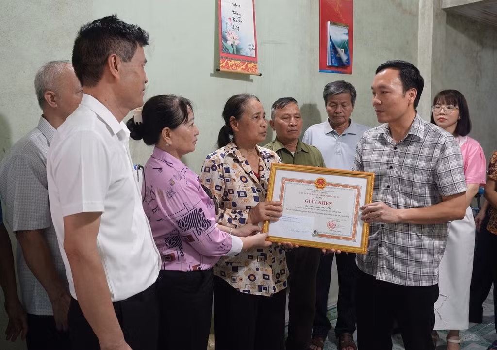 Phường Hà Tu trao giấy khen cho bà Nguyễn Thị Thi (tổ 1, khu phố Hà Tu 2) vì có nghĩa cử cao đẹp tự nguyện hiến đất phục vụ thi công công trình giao thông, vì lợi ích cộng đồng.