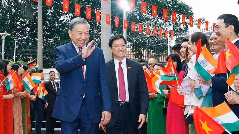Tổng Bí thư, Chủ tịch nước Tô Lâm gặp gỡ cán bộ, nhân viên Đại sứ quán và cộng đồng người Việt Nam tại Ấn Độ. (Ảnh: TTXVN)
