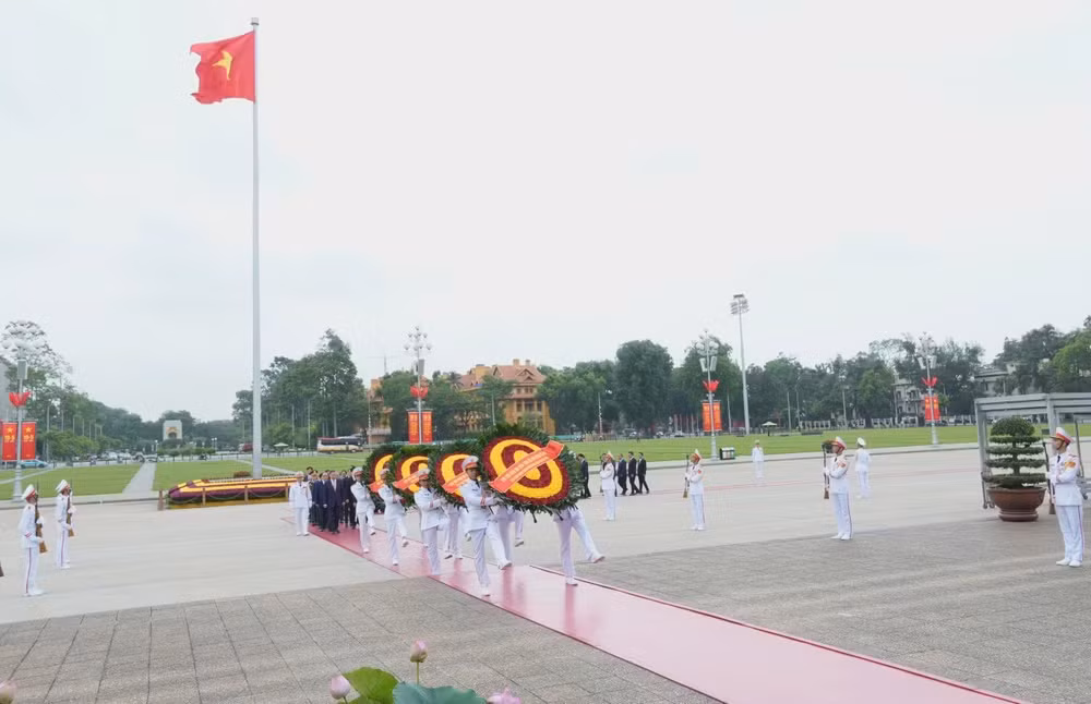 Tổng Bí thư, Chủ tịch nước Tô Lâm dẫn đầu các đồng chí lãnh đạo, nguyên lãnh đạo Đảng và Nhà nước viếng Chủ tịch Hồ Chí Minh.