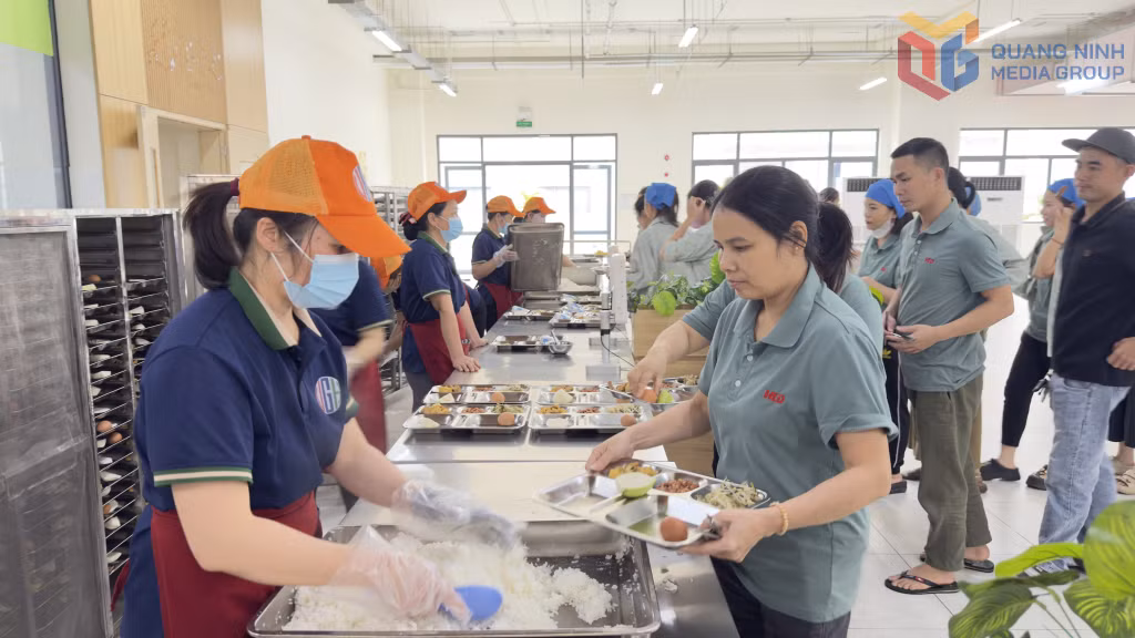 Cơm ca tại Công ty TNHH May mặc Hoa Lợi Đạt Quảng Ninh ( Việt Nam).