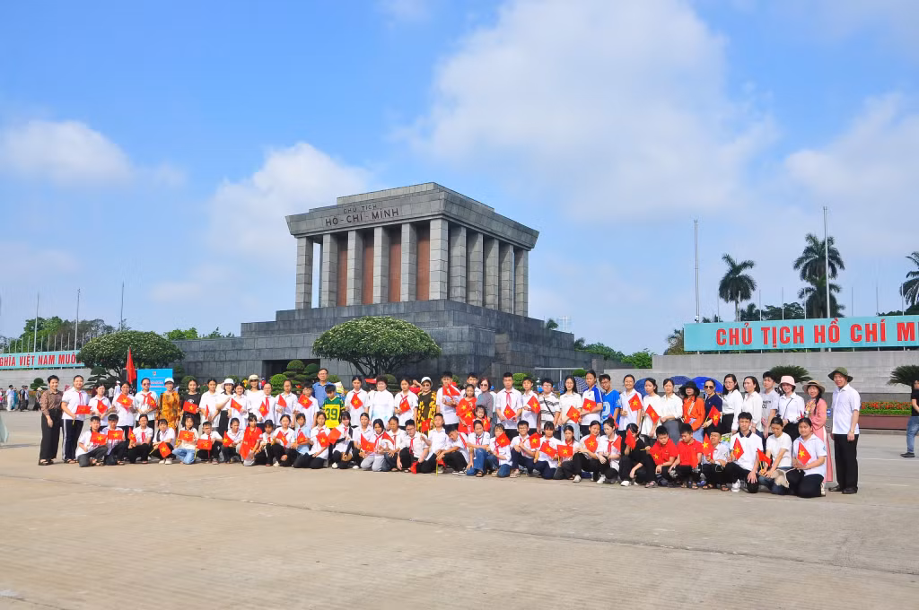 Học sinh khuyết tật, mồ côi tiêu biểu vượt khó vươn lên chụp ảnh lưu niệm sau lễ báo công tại Lăng Chủ tịch Hồ Chí Minh.