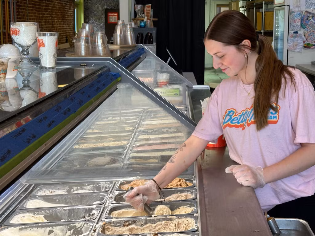 Một nhân viên tại cửa hàng kem Betty Rae's Ice Cream chuẩn bị đơn hàng cho mùa World Cup 2026. Ảnh: AP