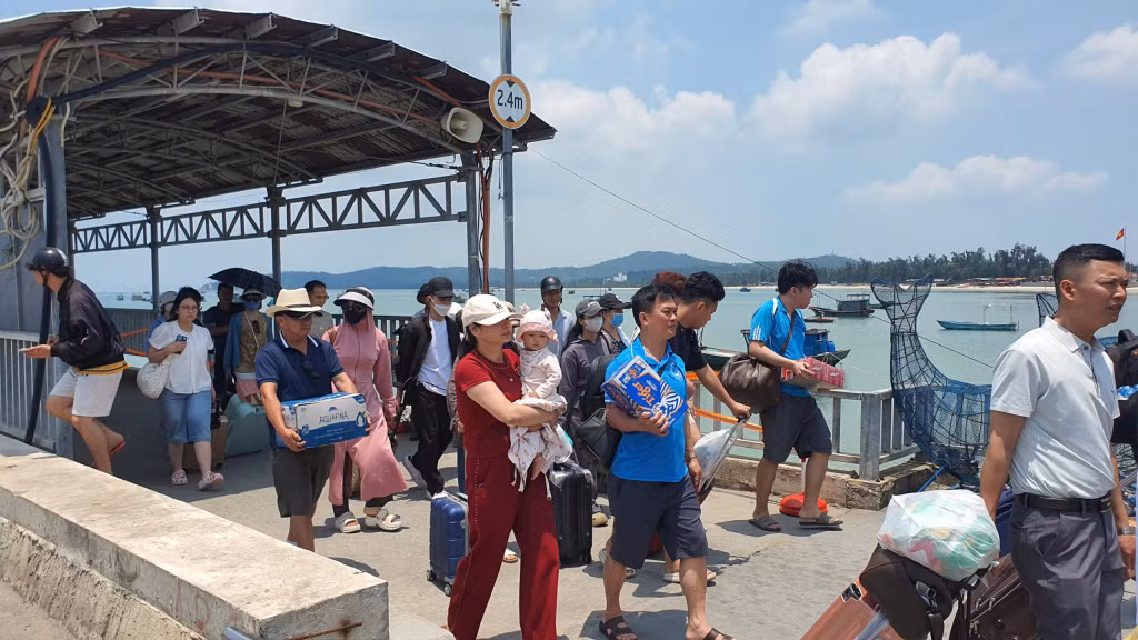 Khách du lịch nô nức tới du lịch tại đặc khu Cô Tô.