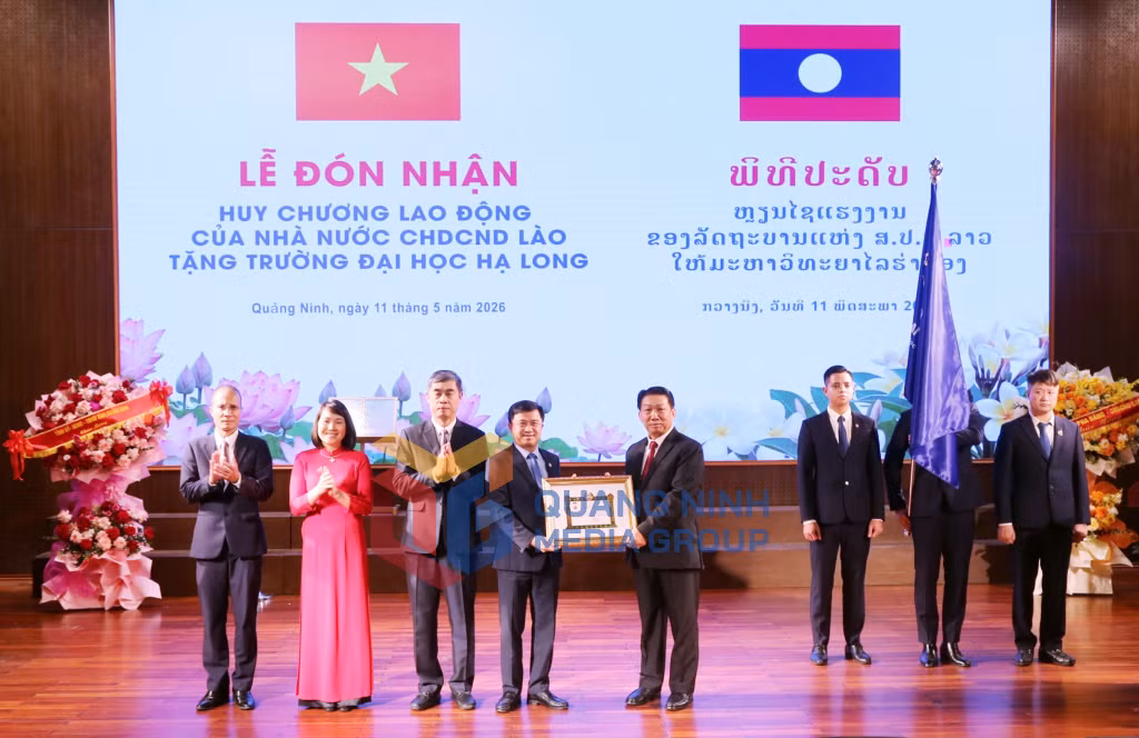 Ban Giám hiệu Trường Đại học Hạ Long đón nhận Huy chương Lao động của Nhà nước CHDCND Lào tại buổi lễ (5-2026). Ảnh: Nguyễn Thanh