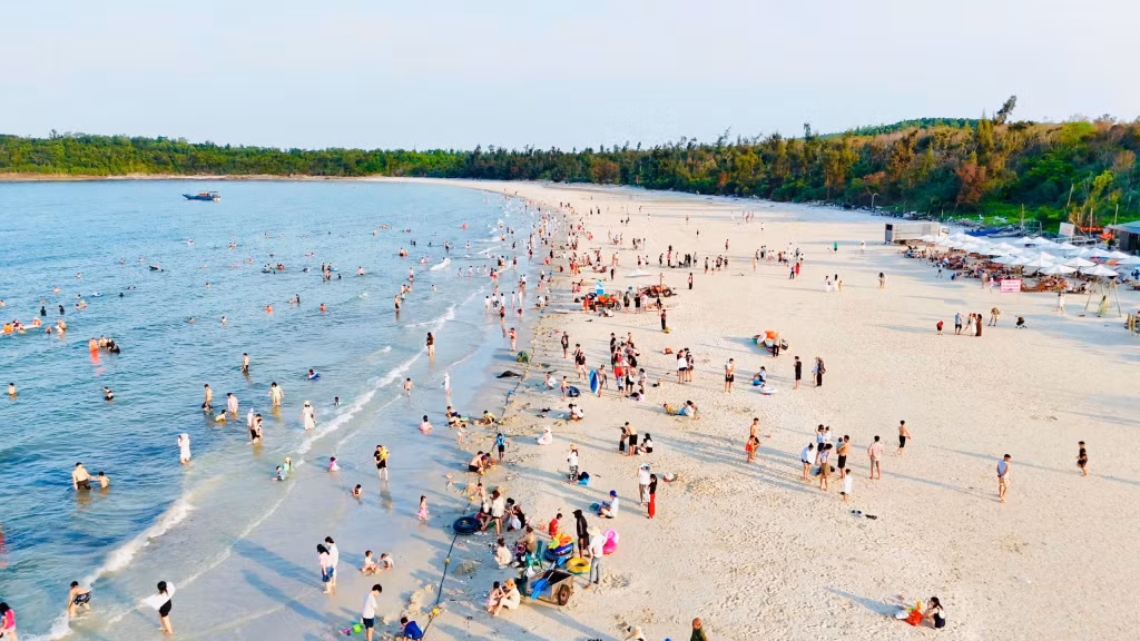 Bãi biển Minh Châu (đặc khu Vân Đồn) đông du khách tắm biển, vui chơi. 