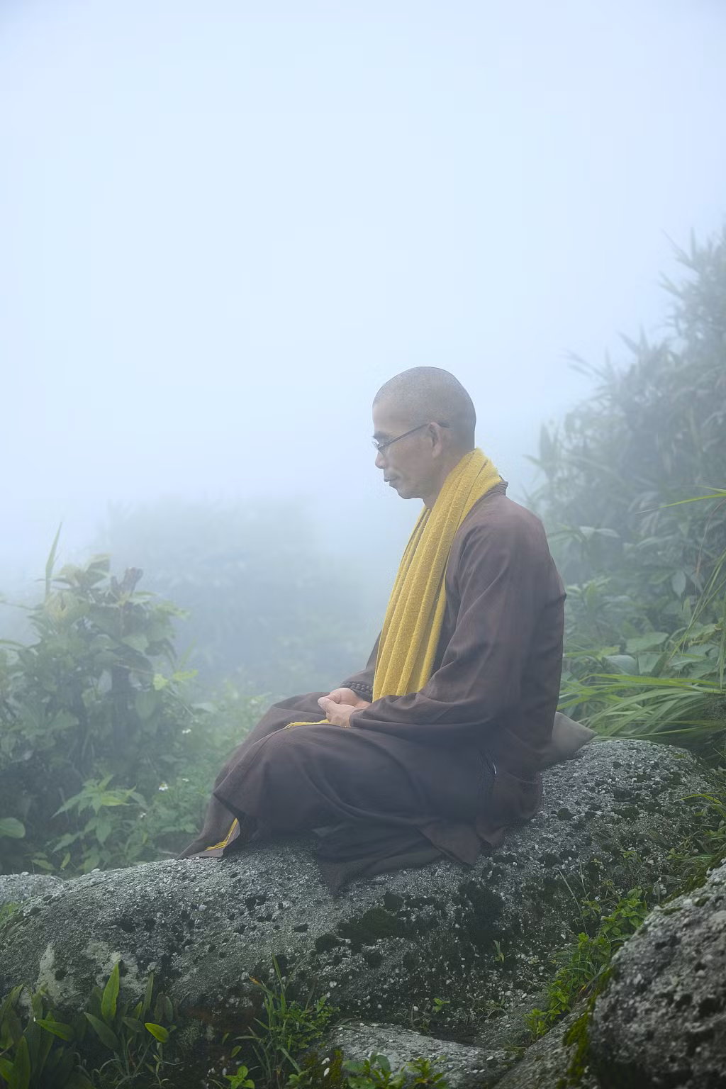 Yên Tử giữa ngàn mây trắng từ hàng nghìn năm nay đã trở thành chốn tìm về tu tập của nhiều bậc tu hành.