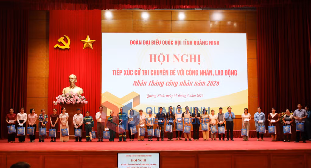 Các ĐBQH tỉnh, lãnh đạo UBND tỉnh tặng quà cho công nhân lao động có hoàn cảnh khó khăn trên địa bàn tỉnh.