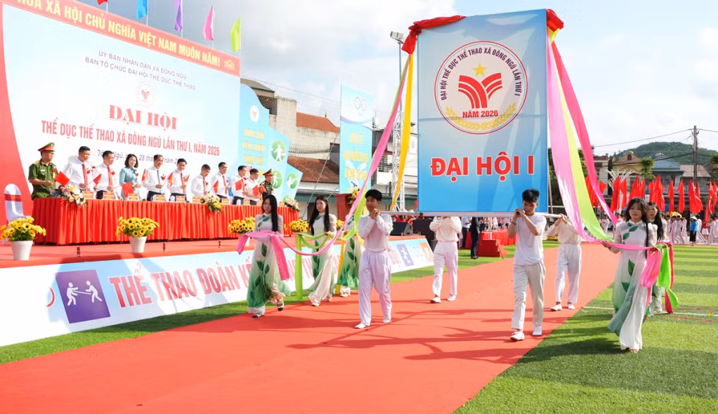 Các vận động viên diễu hành trong lễ khai mạc.