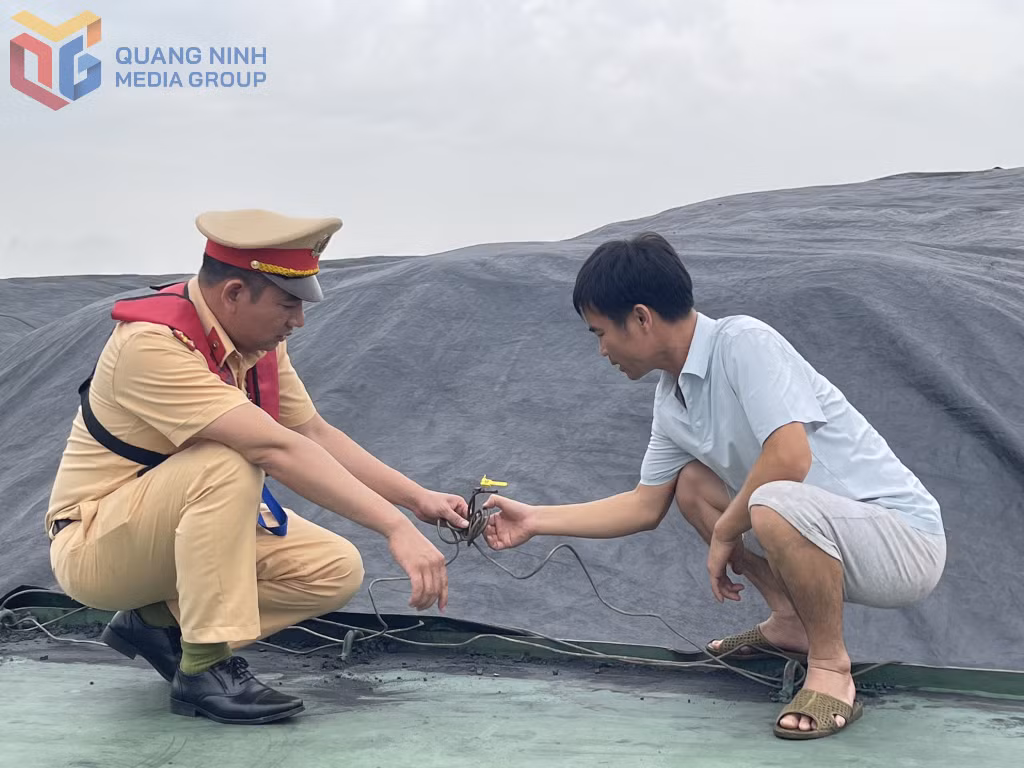 Đội CSGT Đường thuỷ Phòng CSGT Công an tỉnh Quảng Ninh kiểm tra và nhắc nhở các chủ phương tiện vận tải nghiêm túc chấp hành ATGT trên biển.