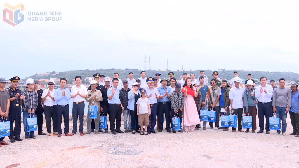 Đoàn công tác tặng quà cho 30 hộ ngư dân đang neo đậu, làm nghề tại âu tàu đặc khu Bạch Long Vĩ.
