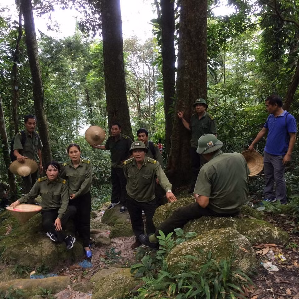 Phút nghỉ ngơi giữ giờ tuần tra rừng của cán bộ Đội chuyên trách bảo vệ rừng Yên Tử, thuộc Ban Quản lý di sản thế giới vịnh Hạ Long – Yên Tử. 
