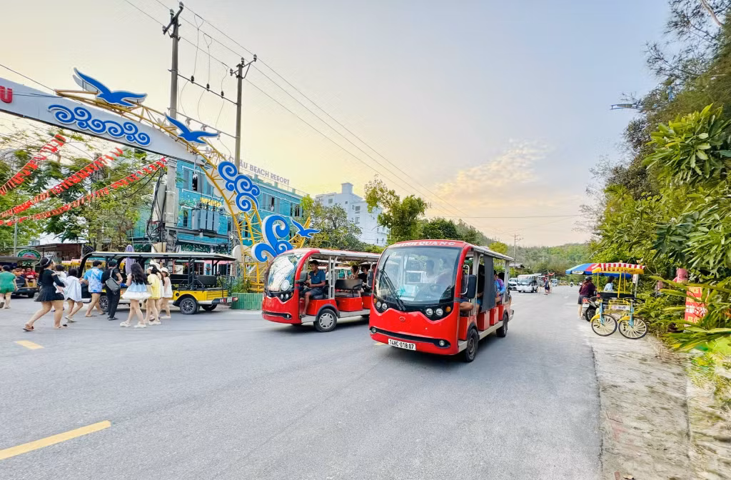Hệ thống xe điện - phương tiện di chuyển trên các tuyến đảo phục vụ tận tình, chu đáo du khách.