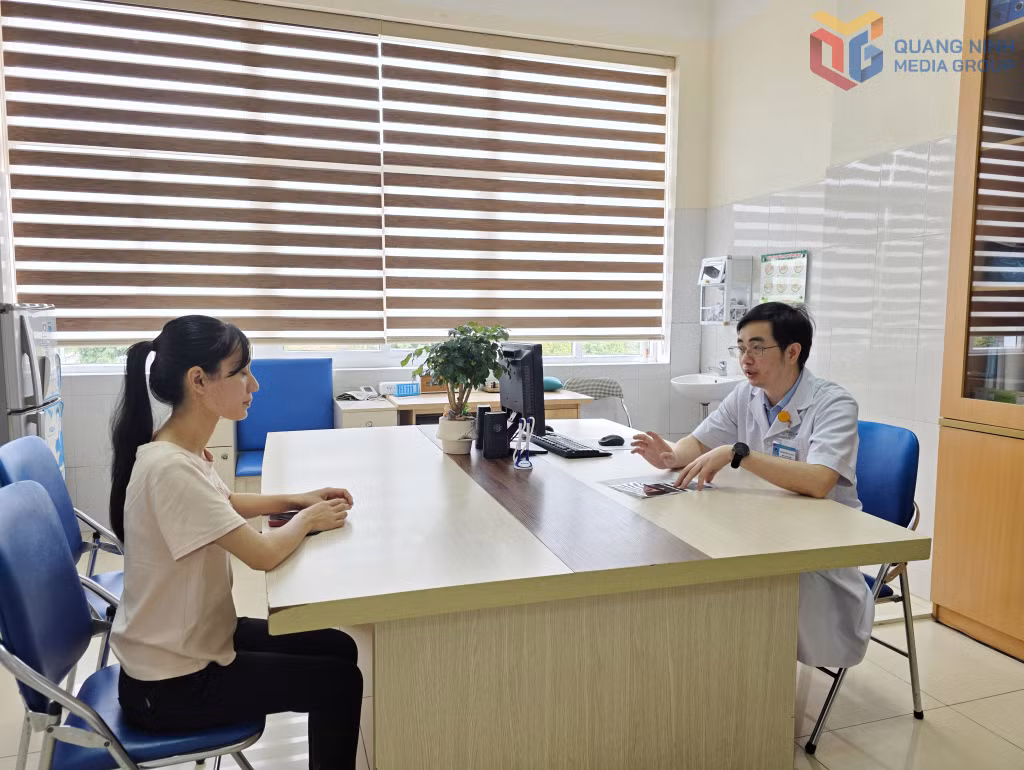 Bác sĩ Bệnh viện Sản Nhi Quảng Ninh đang tư vấn cho thai phụ sàng lọc tiền sản giật 3 tháng đầu thai kỳ.