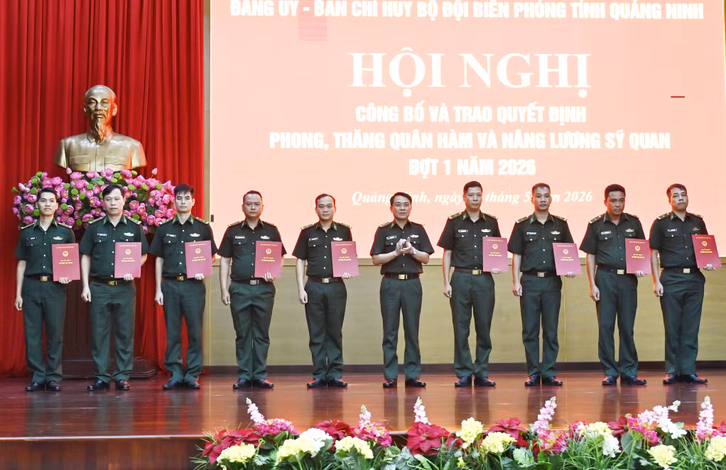 Đại tá Vũ Văn Hưng, Chính ủy BĐBP tỉnh, trao quyết định nâng lương, thăng quân hàm cho các đồng chí sĩ quan.