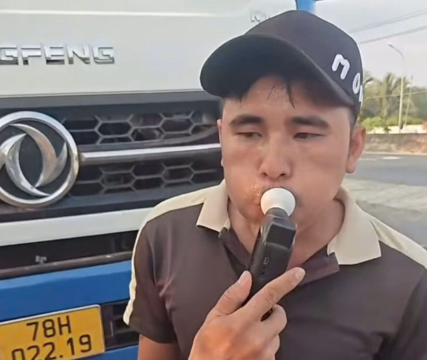 Lực lượng chức năng kiểm tra nồng độ cồn đối với tài xế xe tải. Ảnh: Trạm CSGT Ninh Hòa
