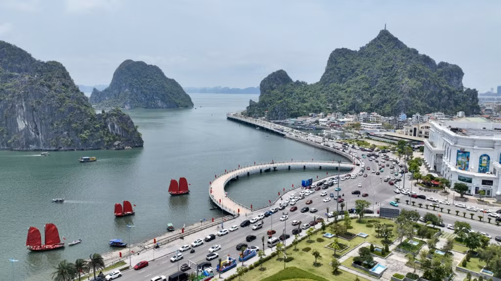 Tuyến đường bao biển Hạ Long ghi nhận lưu lượng phương tiện lưu thông lớn.