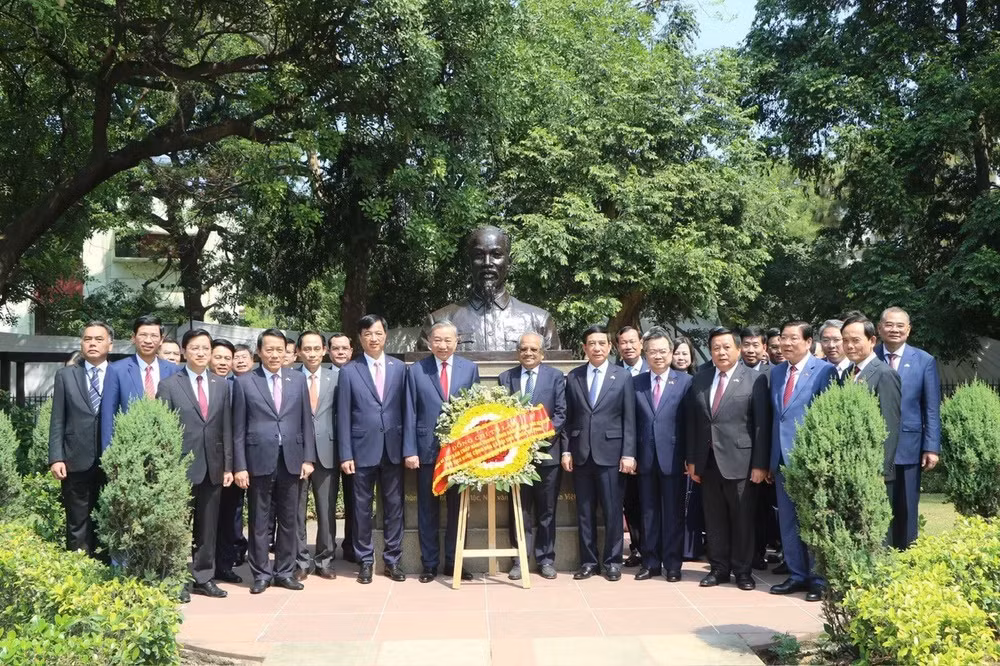 Tổng Bí thư, Chủ tịch nước Tô Lâm và Đoàn đại biểu cấp cao Việt Nam đến đặt vòng hoa tưởng niệm tại Tượng Chủ tịch Hồ Chí Minh, trong Công viên G20 ở thủ đô New Delhi. (Ảnh: TTXVN)