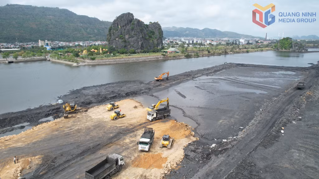 Các đơn vị nhà thầu tập trung thi công nạo vét nền đắp đá xử lý nền đất yếu và đắp đất nền đường