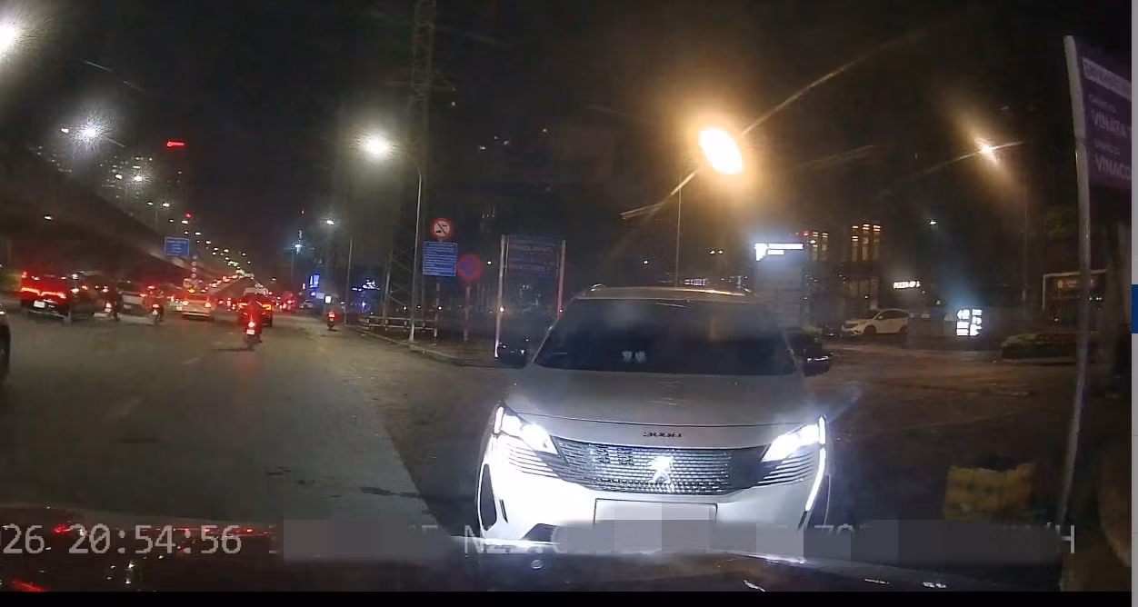 Xe ô tô biển kiểm soát 30K-328.** đi ngược chiều được người dân ghi lại và đề nghị lực lượng CSGT tăng cường xử lý. Ảnh: Người dân cung cấp
