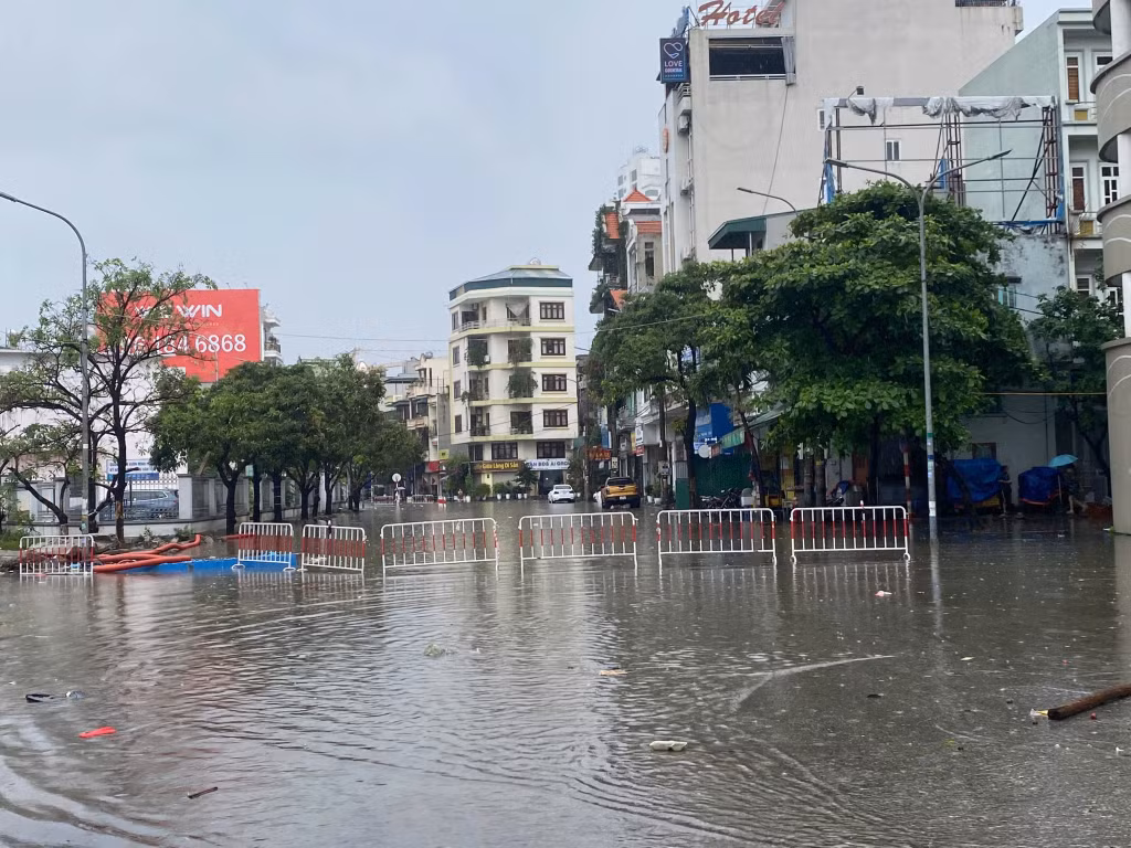 Hình ảnh ngập lụt tại đường Tô Hiến Thành sáng ngày 17/5 (đoạn lối chợ Hạ Long 2), phường Hồng Gai.