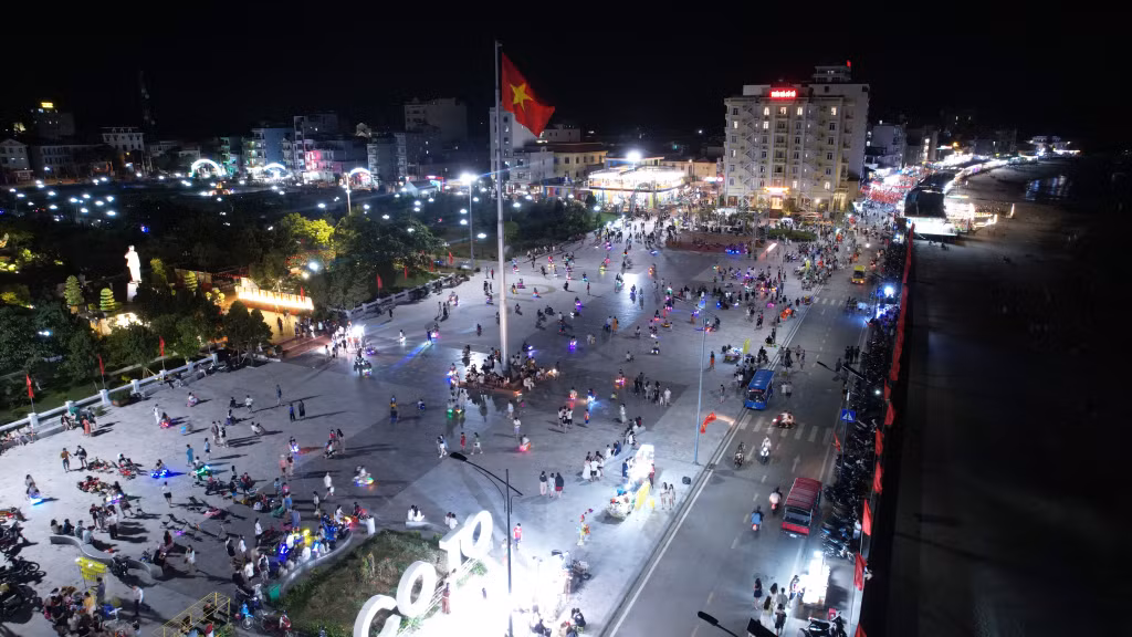 Buổi tối, khu vực trung tâm và quảng trường Cô Tô thu hút đông du khách.