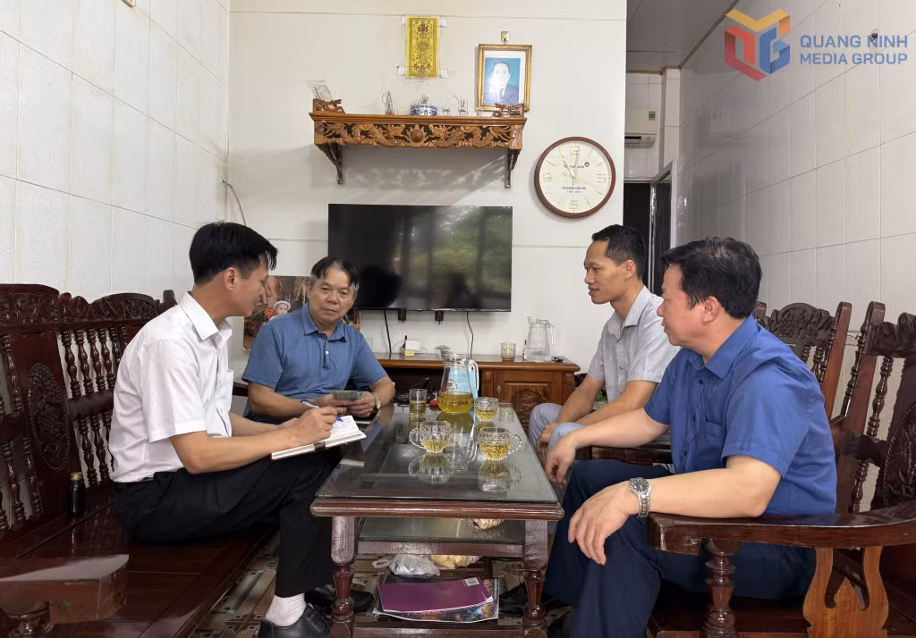 Cán bộ khu 7 đến tuyên truyền, vận động nhân dân đóng góp kinh phí thực hiện hệ thống điện chiếu sáng.