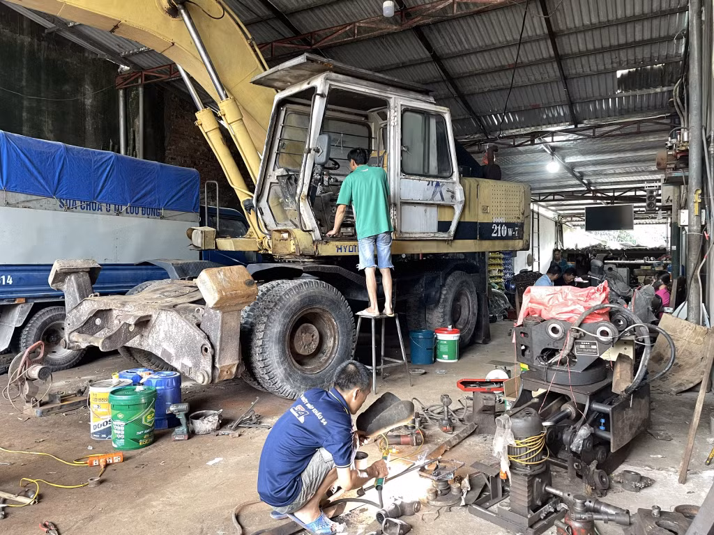 Cơ sở sửa chữa ô tô, thiết bị xe máy của anh Lương Thanh Phúc (phố Hoàng Văn Thụ, xã Đầm Hà) nằm trong khu dân cư.