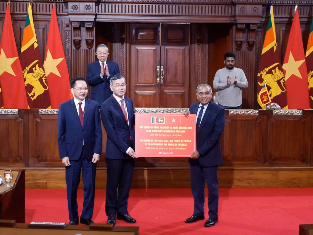Trao quà của Đảng, Nhà nước và nhân dân Việt Nam tặng Chính phủ và nhân dân Sri Lanka. (Ảnh: TTXVN)