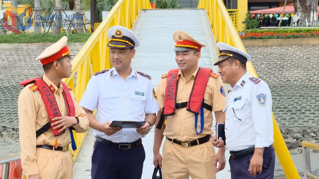 Cán bộ Đội CSGT Đường thuỷ, Phòng CSGT phối hợp cùng Cảng vụ Đường thuỷ nội địa, Sở Xây dựng tỉnh Quảng Ninh bàn phương án đảm bảo ATGT trên tuyến.