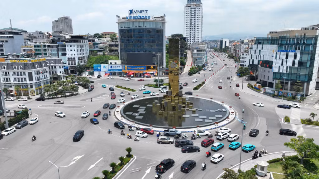 Các nút giao, vòng xuyến trên địa bàn tỉnh nói chung, đặc biệt là khu vực trung tâm phường Hồng Gai tuy có mật độ phương tiện cao nhưng giao thông vẫn đảm bảo thông suốt.