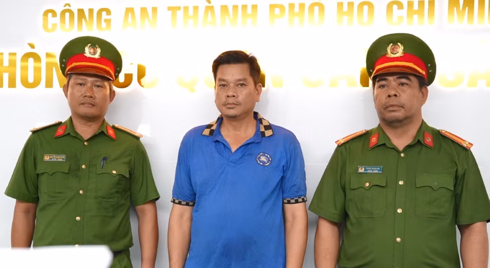 Nguyễn Văn Đỏ (ở giữa) được cơ quan công an xác định là kẻ cầm đầu điều hành đường dây buôn lậu xyanua xuyên biên giới. Ảnh: Công an