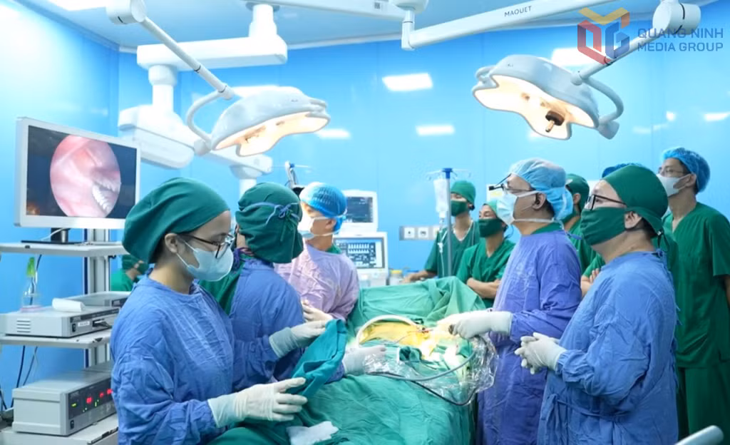 Ca phẫu thuật Nuss cải tiến điều trị lõm ngực bẩm sinh cho người bệnh tại Bệnh viện Bãi Cháy.