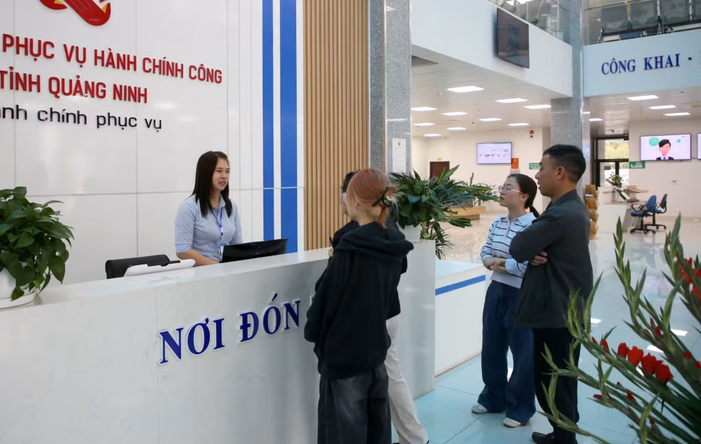 Cán bộ Trung tâm Phục vụ Hành chính công tỉnh tận tình hướng dẫn người dân đến giải quyết TTHC tại Trung tâm.