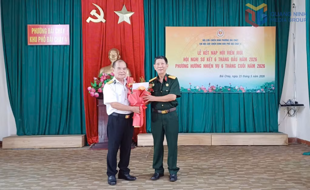 Đại diện cấp ủy khu phố Bãi Cháy 4, chúc mừng Chi hội CCB khu phố 4 trong phòng trào thi đua 6 tháng đầu năm 2026.