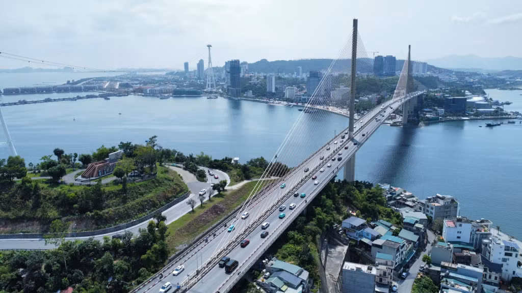 Chiều 1/5, phương tiện lưu thông qua cầu Bãi Cháy ổn định, thông suốt.
