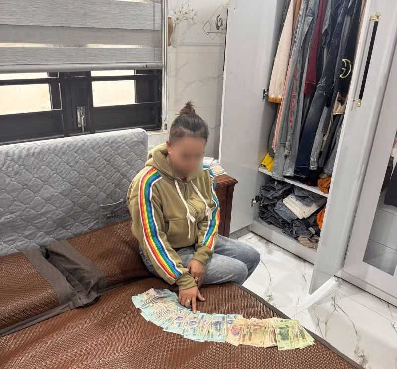 M.T.T.N (SN 1990, trú thôn Phước Viên, xã Nông Sơn) cùng số tiền trong heo đất bị đánh tráo. Ảnh: Công an TP Đà Nẵng