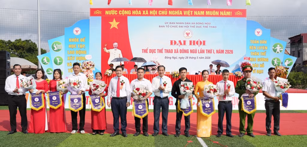 Lãnh đạo xã Đông Ngũ trao cờ lưu niệm cho các đoàn tham gia Đại hội Thể dục thể thao xã lần thứ I, năm 2026.