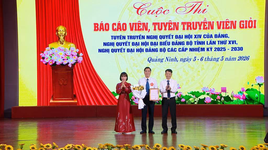 Ban Tổ chức giải Nhất cho thí sinh Vũ Việt Hưng, phường Móng Cái 1.