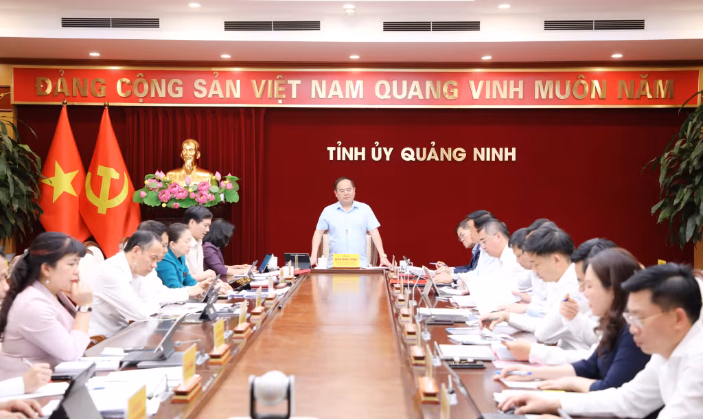 Đồng chí Quản Minh Cường, Ủy viên Trung ương Đảng, Bí thư Tỉnh ủy, Trưởng Đoàn ĐBQH tỉnh chủ trì và kết luận hội nghị.