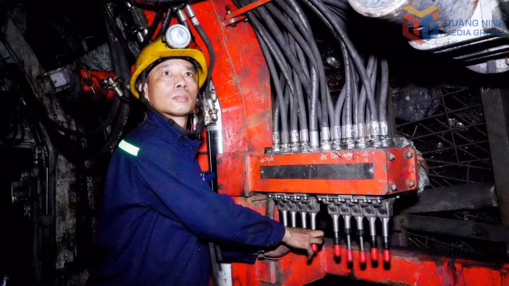 Thợ lò Than Vàng Danh làm chủ công nghệ sản xuất hiện đại giúp nâng cao năng suất lao động, cải thiện điều kiện làm việc, nâng cao mức độ an toàn. Ảnh: Phạm Cường (CTV)