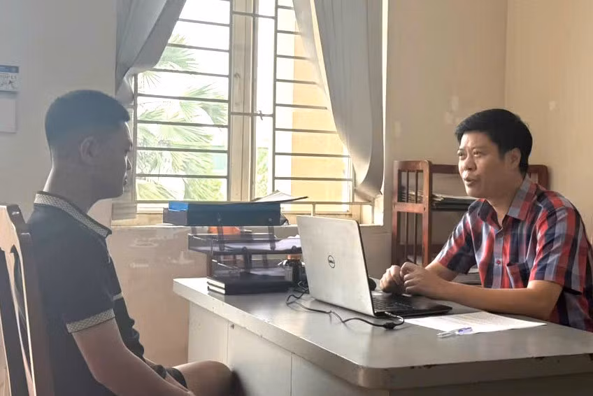 Trung tá Trần Mạnh Hùng, Trưởng Công an phường (bìa phải) đấu tranh với đối tượng Nguyễn Thành Đạt (bìa trái, cầm đầu vụ án). Ảnh: Công an thành phố Đồng Nai