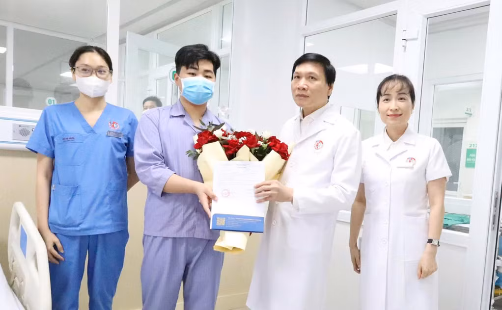 Lãnh đạo Bệnh viện Việt Nam - Thụy Điển Uông Bí chúc mừng người bệnh ghép thận thành công được xuất viện.