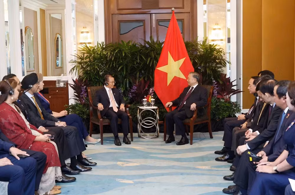 Tổng Bí thư, Chủ tịch nước Tô Lâm hội kiến Chủ tịch Quốc hội Singapore Seah Kian Peng. (Ảnh: TTXVN)