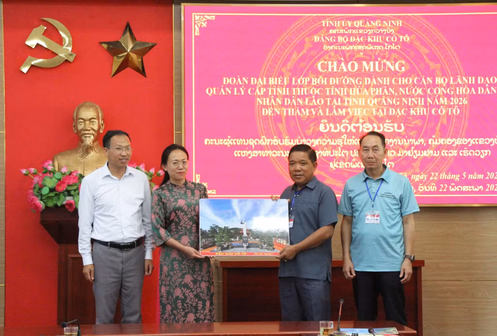 Lãnh đạo đặc khu Cô Tô tặng quà cho Đoàn công tác lớp bồi dưỡng cán bộ lãnh đạo, quản lý tỉnh Hủa Phăn, nước Cộng hòa Dân chủ Nhân dân Lào.