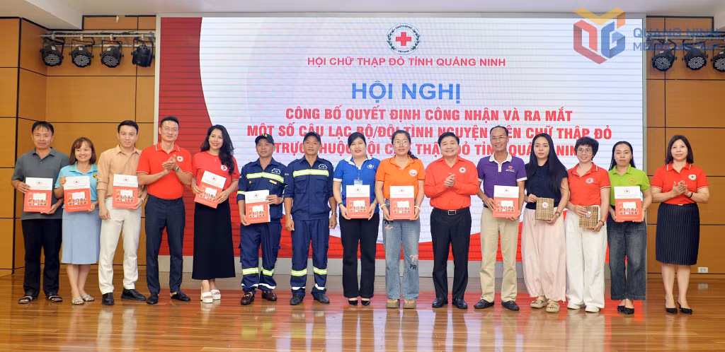 Ra mắt các câu lạc bộ và đội tình nguyện viên chữ thập đỏ làm nòng cốt cho các hoạt động nhân đạo trên địa bàn tỉnh. Ảnh: Dương Trường