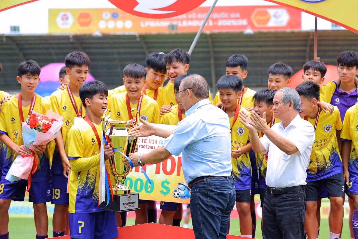 Huấn luyện viên Park Hang-seo và bầu Đức trao chức vô địch Festival bóng đá trẻ tại Gia Lai cho đội U14 Hà Nội. Ảnh: Hoàng Tùng