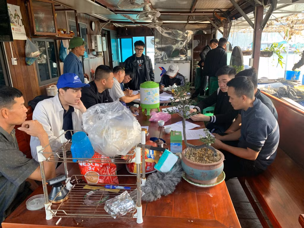 Nhóm nghiên cứu làm việc với các hộ NTTS trên biển để thu thập thông tin thực tế.