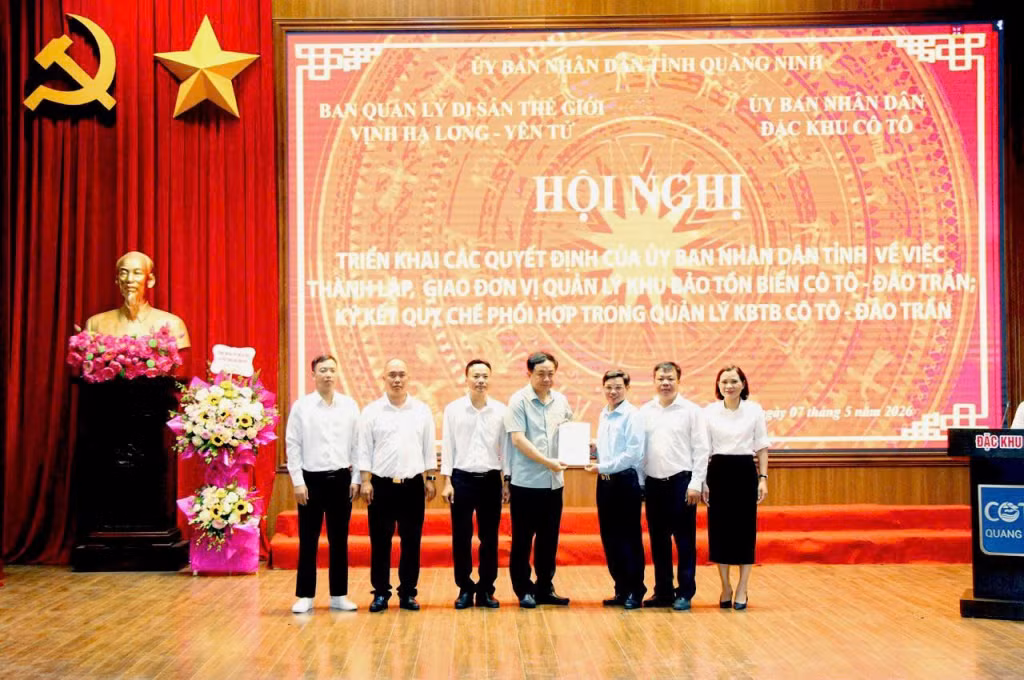 Lãnh đạo Ban Quản lý Di sản thế giới Vịnh Hạ Long- Yên Tử trao quyết định thành lập Đội quản lý Khu bảo tồn biển Cô Tô - Đảo Trần. 